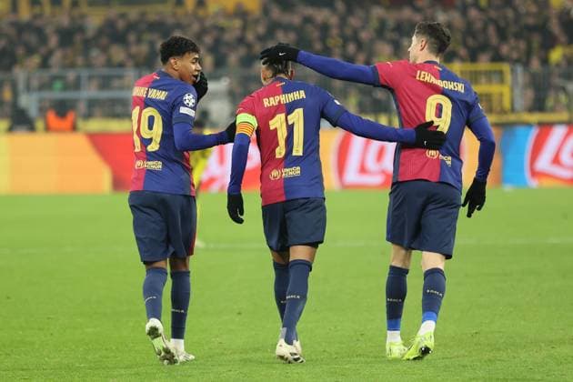 Goal celebration to 1 0 for FC Barcelona by Raphinha FC Barcelona, 11 with Lamine Yamal FC Barcelona, 19 and Robert Lewandowski FC Barcelona, 9 GER, Borussia Dortmund vs FC Barcelona, Football, Champions League, Matchday 6, Matchday 2024 2025, 11 12 2024 DFL REGULATES PROHIBIT ANY USE OF PHOTOGRAPHS AS IMAGE SEQUENCES AND OR QUASI VIDEO GER, Borussia Dortmund vs FC Barcelona, Football, Champions League, Matchday 6, Matchday 2024 2025, 11 12 2024 Dortmund Copyright: xEibner-Pressefoto FrankxZeisingx EP_FZG