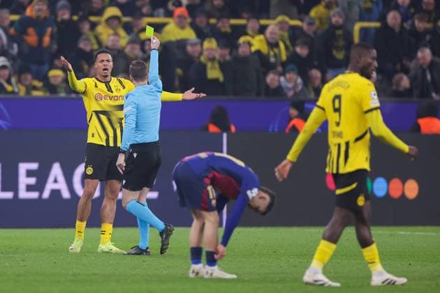 11 12 2024, UEFA Champions League, matchday 6, Borussia Dortmund FC Barcelona, v l Felix Nmecha Borussia Dortmund receives a yellow card from referee Francois Letexier ESP, Dortmund Signal Iduna Park NRW Germany xRHR PHOTO DEx Copyright: DennisxEwert RHR-FOTOx RHR-FOTO DE