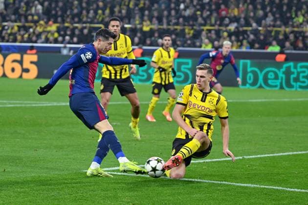 11 12 2024, Football, Champions League, Matchday 6, Season 2024 2025, Borussia Dortmund FC Barcelona, Goal chance Robert Lewandowski FC Barcelona , Nico Schlotterbeck Borussia Dortmund xRHR PHOTO TKx Copyright: RHR-FOTOx RHR-FOTO TK