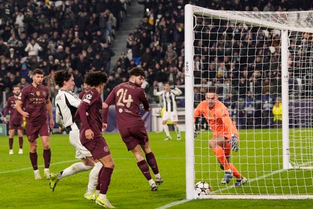 Juventus Dusan Vlahovic scoring his side s opening goal during the Uefa Champions League soccer match between Juventus Fc and Manchester City at the Juventus stadium in Turin, north west Italy - December 11, 2024. - Soccer .  Copyright: xFabioxFerrari LaPressex