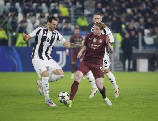 Federico Gatti of Juventus FC and Jack Grealish of Manchester City during the Uefa Champions League 2024 25, football match between Juventus FC and Manchester City, on 11 December 2024, at Allianz Stadium Turin Italy. Photo Nderim Kaceli  Copyright: xNderimxKaceli IPAxSportx xipa-agency.netx xx IPA_52323560 IPA_Agency_IPA52323560