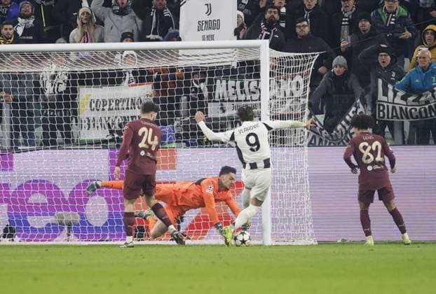 Dusan Vlahovic of Juventus FC scoring a goal during the Uefa Champions League 2024 25, football match between Juventus FC and Manchester City, on 11 December 2024, at Allianz Stadium Turin Italy. Photo Nderim Kaceli  Copyright: xNderimxKaceli IPAxSportx xipa-agency.netx xx IPA_52323572 IPA_Agency_IPA52323572