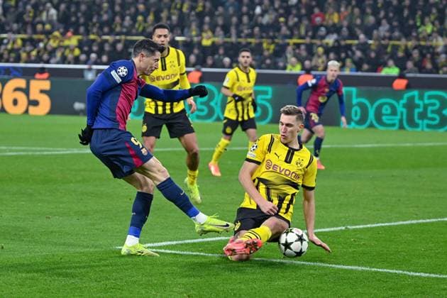 11 12 2024, Football, Champions League, Matchday 6, Season 2024 2025, Borussia Dortmund FC Barcelona, Goal chance Robert Lewandowski FC Barcelona , Nico Schlotterbeck Borussia Dortmund xRHR PHOTO TKx Copyright: RHR-FOTOx RHR-FOTO TK