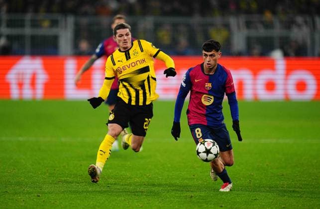 December 11 2024: Pedri of FC Barcelona, Barca controls the ball during a Champions League Round 6 game, BvB Dortmund v FC Barcelona, at Signal Luna Park, Dortmund, Germany. CSM Dortmund Germany - ZUMAc04_ 20241211_zma_c04_031 Copyright: xUlrikxPedersenx