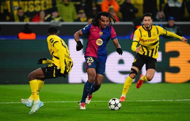 December 11 2024: Jules Kounde of FC Barcelona, Barca controls the ball during a Champions League Round 6 game, BvB Dortmund v FC Barcelona, at Signal Luna Park, Dortmund, Germany. CSM Dortmund Germany - ZUMAc04_ 20241211_zma_c04_040 Copyright: xUlrikxPedersenx