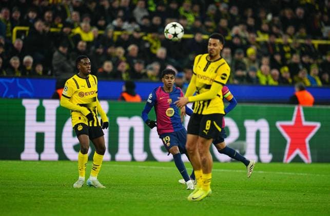 December 11 2024: Lamine Yamal of FC Barcelona, Barca controls the ball during a Champions League Round 6 game, BvB Dortmund v FC Barcelona, at Signal Luna Park, Dortmund, Germany. CSM Dortmund Germany - ZUMAc04_ 20241211_zma_c04_046 Copyright: xUlrikxPedersenx