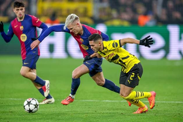 11 12 2024, UEFA Champions League, Borussia Dortmund FC Barcelona, Matchday 8, Signal Iduna Park, Season 2024 2025 Yan Couto BVB 2 in duel against Dani Olmo Barca 20 North Rhine-Westphalia Germany