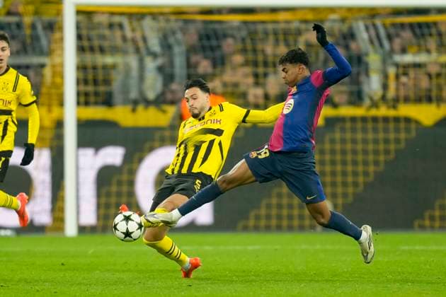 Ramy Bensebaini Borussia Dortmund and Lamine Yamal FC Barcelona battle for the ball during the UEFA Champions League 2024 25 League Phase MD6 match between Borussia Dortmund and FC Barcelona at Signal Iduna Park on December 11, 2024 in Dortmund, Germany Photo by Alex Gottschalk DeFodi Images Defodi 001 BVBFCB20241211 215 Defodi-001