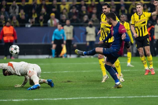 GER, Champions League, Borussia Dortmund vs FC Barcelona 11 12 2024, SIgnal Iduna Park, Dortmund, GER, Champions League, Borussia Dortmund vs FC Barcelona In the picture Goal kick to 1 2 by Ferran Ferran Torres FC Barcelona, 7 nordphotoxGmbHxx xChristianxSchulze nph000300
