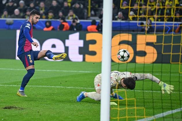 11 12 2024, Football, Champions League, Matchday 6, Season 2024 2025, Borussia Dortmund FC Barcelona, Ferran Torres FC Barcelona r scores the goal for 2 1 Goalkeeper Gregor Kobel Borussia Dortmund l xRHR PHOTO TKx Copyright: RHR-FOTOx RHR-FOTO TK