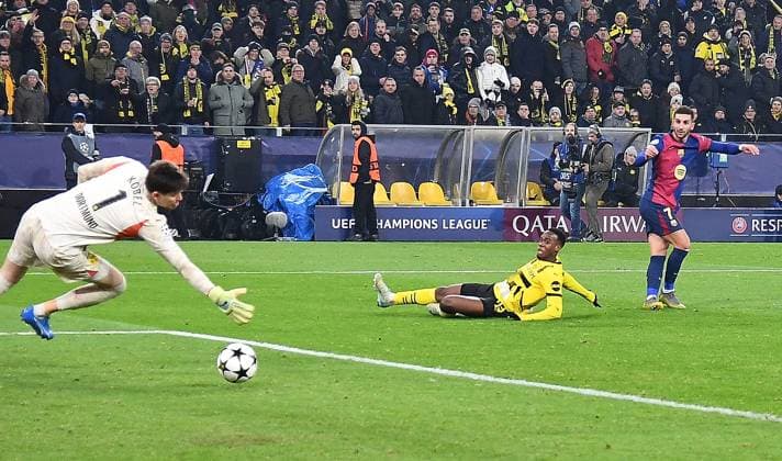 11 12 2024, xhbx, Football UEFA Champions League, Borussia Dortmund FC Barcelona emspor, v l Goal scored, Goal to 2 3 Gregor Kobel Borussia Dortmund , Jamie Gittens Borussia Dortmund , Ferran Torres FC Barcelona DFL DFB REGULATIONS PROHIBIT ANY USE OF PHOTOGRAPHS as IMAGE SEQUENCES and or QUASI VIDEO Dortmund