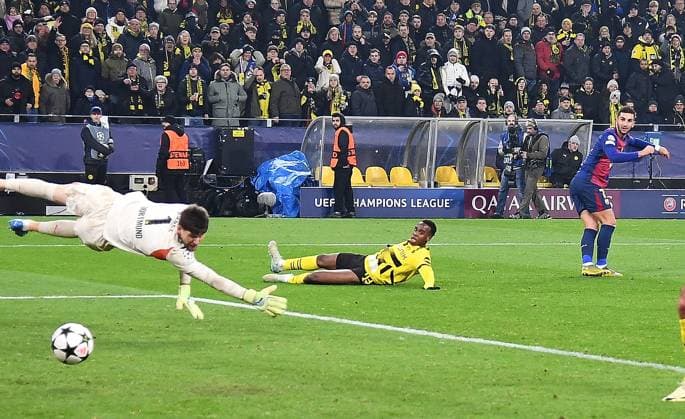 11 12 2024, xhbx, Football UEFA Champions League, Borussia Dortmund FC Barcelona emspor, v l Goal scored, Goal to 2 3 Gregor Kobel Borussia Dortmund , Jamie Gittens Borussia Dortmund , Ferran Torres FC Barcelona DFL DFB REGULATIONS PROHIBIT ANY USE OF PHOTOGRAPHS as IMAGE SEQUENCES and or QUASI VIDEO Dortmund