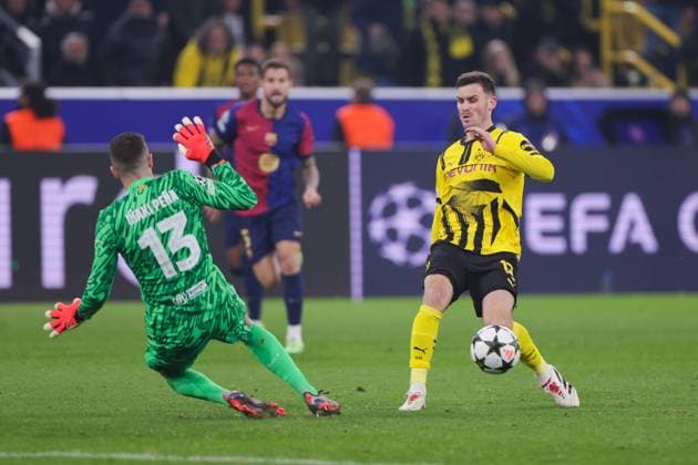 11 12 2024, UEFA Champions League, matchday 6, Borussia Dortmund FC Barcelona, v l Goalkeeper Inaki Pena FC Barcelona is played around by Pascal Groß Borussia Dortmund and prepares the goal to 2 2 by Serhou Guirassy Borussia Dortmund, Dortmund Signal Iduna Park NRW Germany xRHR PHOTO DEx Copyright: DennisxEwert RHR-FOTOx RHR-FOTO DE