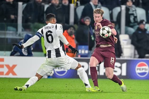 Danilo Juventus and Kevin De Bruyne Manchester City battle for the ball during the UEFA Champions League 2024 25 League Phase MD6 match between Juventus and Manchester City at Allianz Stadium on December 11, 2024 in Turin, Italy Defodi 541 JUVMAN20241211 102 Defodi-541