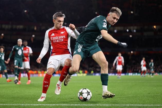 Arsenal gegen Monaco 11. Dezember 2024, London UEFA Champions League Arsenal gegen Monaco Leandro Trossard von Arsenal und Aleksandr Golovin von Monaco Foto Jacques Feeney Abseits London UK  Copyright: xJacquesxFeeneyx xOffsidexOffside