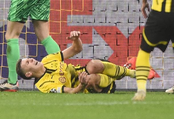 11 12 2024, xhbx, football UEFA Champions League, Borussia Dortmund FC Barcelona emspor, v l Nico Schlotterbeck Borussia Dortmund injured, injury, DFL DFB REGULATIONS PROHIBIT ANY USE OF PHOTOGRAPHS as IMAGE SEQUENCES and or QUASI VIDEO Dortmund