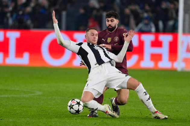 11th December 2024, Allianz Stadium, Turin, Italy; UEFA Champions League Football; Juventus versus Manchester City; Teun Koopmeiners of Juventus FC pulled back by Josko Gvardiol of Manchester City FC  ActionPlus12725516 BestxImages