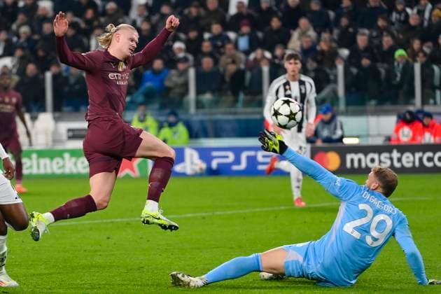 Sport Bilder des Tages 11th December 2024, Allianz Stadium, Turin, Italy; UEFA Champions League Football; Juventus versus Manchester City; Erling Haaland of Manchester City FC sees his shot saved by goalkeeper Michele Di Gregorio of Juventus FC  ActionPlus12725498 BestxImages