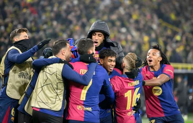 Cheering Barca around Ferran TORRES Barca Nr 7 after his goal to 2 3, v r Jules KOUNDE Barca , Lopez FERMIN Barca , Yamal LAMINE Barca , RAPHINHA Barca , Ferran TORRES Barca Football Champions League, Matchday 6, Borussia Dortmund DO FC Barcelona Barca , on 11 12 2024 in Dortmund Germany UEFA regulations prohibit any use of photographs as image sequences and or quasi video Â