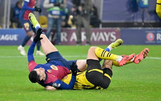 Signal Iduna Park Dortmund, 11 12 2024, Football UEFA Champions League Season 2024 25 6 Matchday, Borussia Dortmund BVB vs FC Barcelona BCN Robert Lewandowski BCN and Nico Schlotterbeck BVB fall over each other