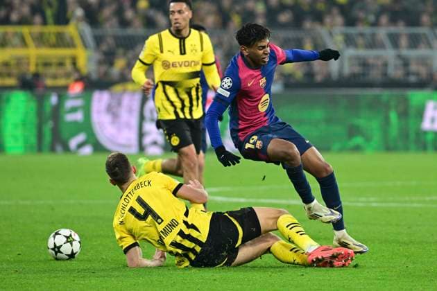 Nico Schlotterbeck 4 Borussia Dortmund in duel, action, with Lamine Yamal 19 FC Barcelona , Borussia Dortmund vs FC Barcelona , Soccer, Champions League, Matchday 6, 11 12 2024 Dortmund Nordrhein Westfalen Germany Copyright: xkolbert-press MarcxNiemeyerx