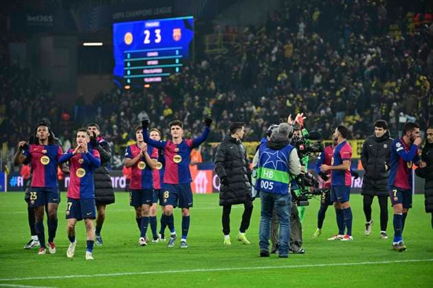 Team Barcelona celebrates the victory with the fans, Borussia Dortmund vs FC Barcelona , Football, Champions League, Matchday 6, 11 12 2024 Dortmund Nordrhein Westfalen Germany Copyright: xkolbert-press MarcxNiemeyerx