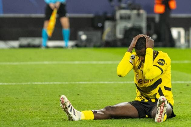 UEFA Champions League Borussia Dortmund Barcelona 11 12 2024 Serhou Guirassy Borussia Dortmund, 9 sits on the turf, emotions after Francois Letexiers decision Referee, France UEFA Champions League Borussia Dortmund Barcelona Signal Iduna Park, Dortmund 11 12 2024 Copyright: xBEAUTIFULxSPORTS Buriakovx