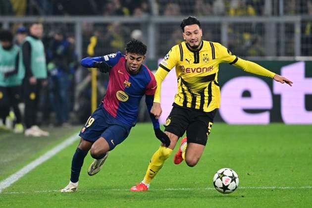 Lamine Yamal 19 FC Barcelona in duel, action, with Ramy Bensebaini 5 Borussia Dortmund , Borussia Dortmund vs FC Barcelona , Soccer, Champions League, Matchday 6, 11 12 2024 Dortmund Nordrhein Westfalen Germany Copyright: xkolbert-press MarcxNiemeyerx