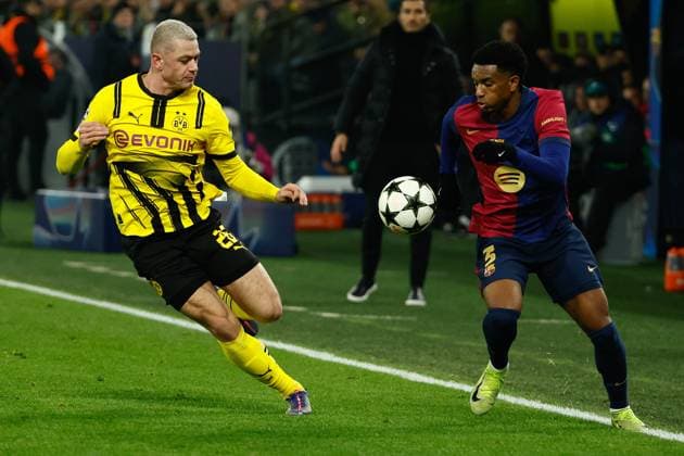 (241212) -- DORTMUND, Dec. 12, 2024 -- Julian Ryerson (L) of Borussia Dortmund vies with Alejandro Balde of Barcelona during the UEFA Champions League match between Borussia Dortmund and FC Barcelona, Barca in Dortmund, Germany, Dec. 11, 2024. (Photo by Joachim Bywaletz Xinhua) (SP)GERMANY-DORTMUND-FOOTBALL-UEFA CHAMPIONS LEAGUE-DORTMUND VS BARCELONA ZhangxFan 