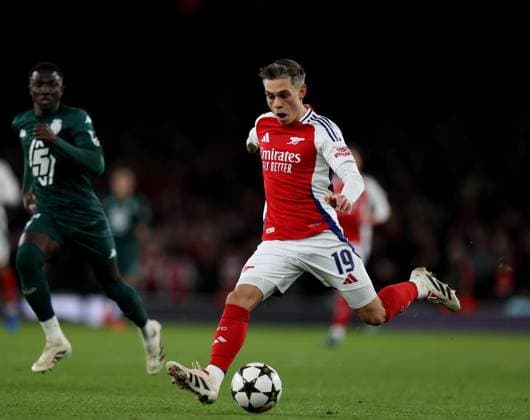 (241212) -- LONDON, Dec. 12, 2024 -- Leandro Trossard of Arsenal controls the ball during the UEFA Champions League football match between Arsenal and Monaco in London, Britain, on Dec. 11, 2024. ) (SP)BRITAIN-LONDON-FOOTBALL-UEFA CHAMPIONS LEAGUE-ARSENAL VS MONACO LixYing 