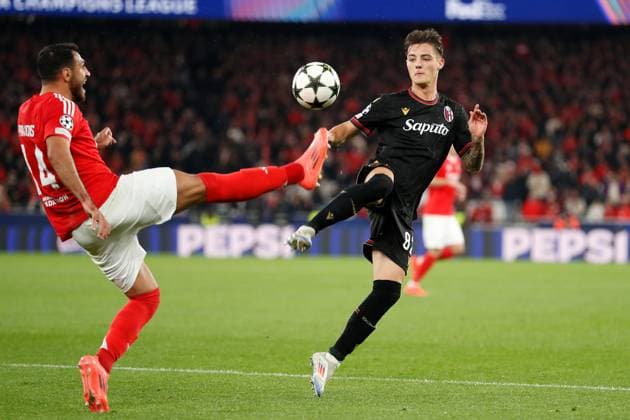 (L-R) Vangelis Pavlidis (Benfica), Kacper Urbanski (Bologna), DECEMBER 11, 2024 - Football Soccer : UEFA Champions League League phase match day 6 between SL Benfica 0-0 Bologna FC 1909 at the Estadio do SL Benfica in Lisbon, Portugal. Noxthirdxpartyxsales  (275942057)