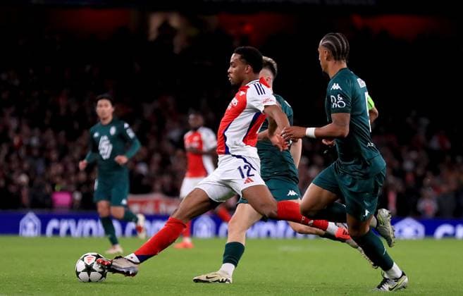 (241212) -- LONDON, Dec. 12, 2024 -- Jurrien Timber (L) of Arsenal breaks through during the UEFA Champions League football match between Arsenal and Monaco in London, Britain, on Dec. 11, 2024. ) (SP)BRITAIN-LONDON-FOOTBALL-UEFA CHAMPIONS LEAGUE-ARSENAL VS MONACO LixYing 