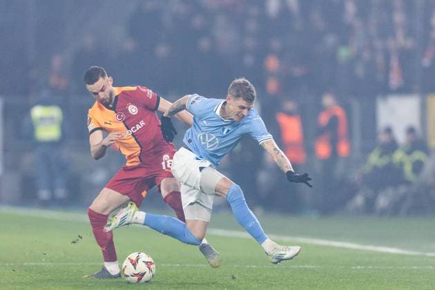 241212 Berkan Kutlu of Galatasaray and Soren Rieks of Malmö FF during the UEFA Europa League football match between Malmö FF and Galatasaray on December 12, 2024 in Malmö Photo Jonas Ljungdahl BILDBYRAN COP 144 PA0940 fotboll football soccer fotball uefa europa league europa league malmö ff galatasaray bbeng  Copyright: JONASxLJUNGDAHL BB241212JO009