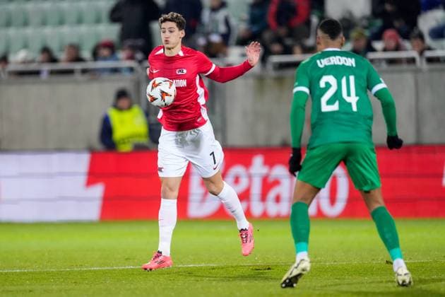 2024-12-12 Ludogorets v AZ Alkmaar - UEFA Europa League 2024 25 League Phase MD6 RAZGRAD, BULGARIA - DECEMBER 12: Ruben Van Bommel of AZ receives the ball during a UEFA Europa League 2024 25 League Phase MD6 match between Ludogorets and AZ Alkmaar at Huvepharma Arena on December 12, 2024 in Razgrad, Bulgaria. Razgrad Huvepharma Arena Bulgaria Content not available for redistribution in The Netherlands directly or indirectly through any third parties. Copyright: xEdxvanxdexPolx