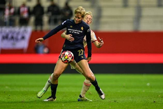 v li Paulina KRUMBIEGEL Juventus Turin, 27 Carolin SIMON FC Bayern Munich, FCB, 30 in duel, duel, tackle, dynamics, action, 12 12 2024, Munich Germany , Football, UEFA Womens Champions League, Group C, FC Bayern Munich Juventus Turin xslx