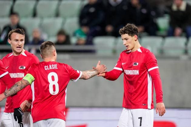 2024-12-12 Ludogorets v AZ Alkmaar - UEFA Europa League 2024 25 League Phase MD6 RAZGRAD, BULGARIA - DECEMBER 12: Ruben Van Bommel of AZ celebrates after scoring his teams first goal with Jordy Clasie of AZ during a UEFA Europa League 2024 25 League Phase MD6 match between Ludogorets and AZ Alkmaar at Huvepharma Arena on December 12, 2024 in Razgrad, Bulgaria. Razgrad Huvepharma Arena Bulgaria Content not available for redistribution in The Netherlands directly or indirectly through any third parties. Copyright: xEdxvanxdexPolx