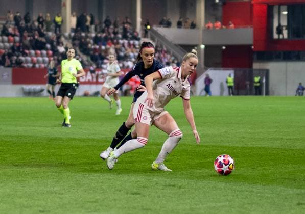 Battle for the ball duel between Barbara Bonansea Juventus Turin, 11 and Giulia Gwinn FC Bayern Muenchen Women, 7 GER, FC Bayern Muenchen vs Juventus FC, Football, UEFA Womans Champions League, Group C, Matchday 5, 2024 2025 season, 12 12 2024 GER, FC Bayern Muenchen vs Juventus FC, Football, UEFA Womans Champions League, Group C, Matchday 5, 2024 2025 season, 12 12 2024 Muenchen Copyright: xEibner-Pressefoto HeikexFeinerx EP_HFR