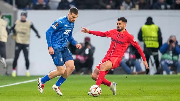 v li David Jurasek Hoffenheim, 19 , Valentin Cretu FCSB Bucharest, 2 , duel, duel, tackle, tackling, dynamics, action, action, 12 12 2024, Sinsheim Germany , Football, UEFA Europa League, Group stage, TSG 1899 Hoffenheim FCSB Bucharest, REGULATIONS PROHIBIT ANY USE OF PHOTOGRAPHS AS IMAGE SEQUENCES AND OR QUASI VIDEO xozx