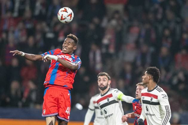 Sampson Dweh in a header battle during UEFA Europa league match, Viktoria Pilsen - Manchester United, ManU , 12. november 2024, Doosan Arena, Pilsen, Czech republic Copyright: xMICHALxFAJT,ZOSPORTU.SKx DSC_5796