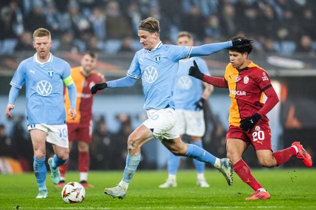 241212 Erik Botheim of Malmö FF and Gabriel Sara of Galatasaray during the UEFA Europa League football match between Malmö FF and Galatasaray on December 12, 2024 in Malmö Photo Petter Arvidson BILDBYRAN kod PA PA0940 fotboll football soccer fotball uefa europa league europa league malmö ff galatasaray bbeng  Copyright: PETTERxARVIDSON BB241212PA064