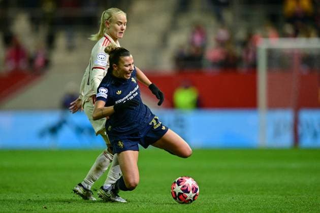 v.li.: Pernille HARDER (FC Bayern München, FCB, 21) Arianna CARUSO (Juventus Turin, 21) im Zweikampf, Duell, duel, tackle, Dynamik, Action, Aktion, 12.12.2024, München (Deutschland), Fussball, UEFA Womens Champions League, Gruppe C, FC Bayern München - Juventus Turin xslx
