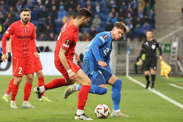 12 12 2024, xtvx, Fußball UEFA Europa League, TZweikampf, Duell, duel, tackle, compete Mihai Popescu FC Steaua Bukarest Adam Hlozek TSG 1899 Hoffenheim SG 1899 Hoffenheim FCSB Bukarest emspor, v l DFL DFB REGULATIONS PROHIBIT ANY USE OF PHOTOGRAPHS as IMAGE SEQUENCES and or QUASI VIDEO Sinsheim