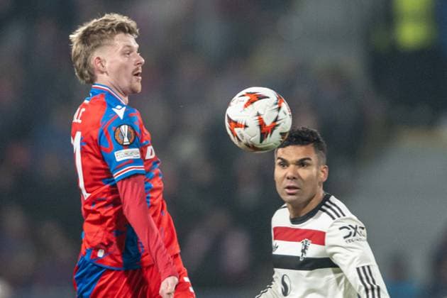 PAvel Sulc follows the ball with Casemiro during UEFA Europa league match, Viktoria Pilsen - Manchester United, ManU , 12. november 2024, Doosan Arena, Pilsen, Czech republic Copyright: xMICHALxFAJT,ZOSPORTU.SKx DSC_5913