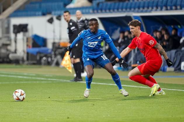 Diadie Samassekou TSG Hoffenheim, 18 and David Miculescu FCSB Bucharest, 11 in running duel , Football, UEFA Europa League, Matchday 6, 2024 2025, TSG Hoffenheim vs FCSB Bucharest, 12 12 2024, Rhein Neckar Arena, Sinsheim, Germany Sinsheim Rhein Neckar Arena Baden Württemberg Germany Copyright: xGrantxHubbsx