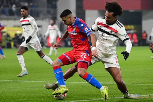 Cadu of Plzen, left, and Joshua Zirkzee of Manchester in action during the football Europa League 6th round match Viktoria Plzen vs Manchester United, ManU in Pilsen, Czech Republic, December 12, 2024. (CTKxPhoto MichalxKamaryt) CTKPhotoP2024121206981  CTKPhotoP2024121206981