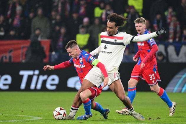 Lukas Kalvach of Plzen, left, and Joshua Zirkzee of Manchester in action during the football Europa League 6th round match Viktoria Plzen vs Manchester United, ManU in Pilsen, Czech Republic, December 12, 2024. (CTKxPhoto MichalxKamaryt) CTKPhotoP2024121207062  CTKPhotoP2024121207062
