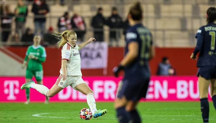GER, Munich, FC Bayern Munich vs Juventus Turin, WomenÂs Champions League, Football, UEFA, Season 2024 2025, FC Bayern Campus, Matchday 5, pictured v l Glodis Viggosdottir FC Bayern Munich Women 4 DFB DFL REGULATIONS PROHIBIT ANY USE OF PHOTOGRAPHS AS IMAGE SEQUENCES AND OR QUASI VIDEO, 02 12 2024, Copyright: HMBxMedia HendrikxHamelau