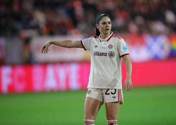 München, Deutschland, 12. Dezember 2024: Fussball, Frauen, Champions League, 5.Spieltag, Saison 2024 2025, FC Bayern München - Juventus Turin, Campus Sarah Zadrazil (FC Bayern München) hebt den rechten Arm