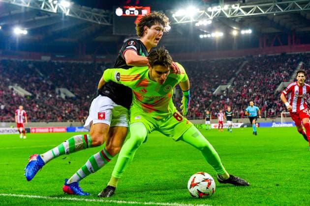 Athens, Georgios Karaiskakis Stadium , 12-12-2024 , season 2024 2025, Europa League during the match Olympiacos - Twente , FC Twente player Sam Lammers and Olympiacos goalkeeper Kostas Tzolakis Olympiacos - Twente  x27000012x Copyright: