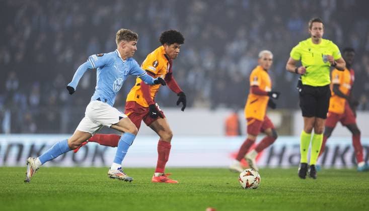 MALMÖ, SWEDEN 20241212 Malmö FFs Hugo Bolin left and Galatasarays Gabriel Sara in action during the UEFA Europa League soccer match between Malmo FF and Galatasaray SK at Malmo New Stadium in Malmo, Sweden, on Dec 12, 2024 MALMÖ SWEDEN x10600x  Copyright: xAndreasxHillergren TTx SOCCER EUROPA LEAGUE MALMO-GALATASARAY